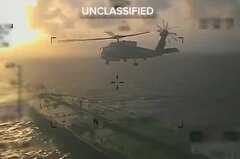 لحظه حمله سربازان آمریکایی به یک نفتکش بزرگ در نزدیکی ونزوئلا +ویدیو