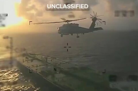 لحظه حمله سربازان آمریکایی به یک نفتکش بزرگ در نزدیکی ونزوئلا +ویدیو