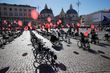 اعتراض به اتانازی با بادکنک‌های قرمز +تصاویر