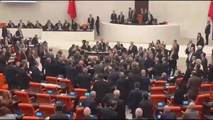 زد و خورد نمایندگان در مجلس بر سر بودجه ۲۰۲۶ +ویدیو