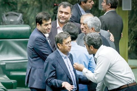 پارسال با دلار ۸۰ هزار تومانی وزیر اقتصاد را برکنار کردند الان...