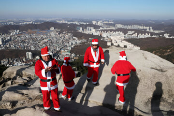تصاویر| بابانوئل‌های کوهنورد در کره جنوبی خبرساز شدند