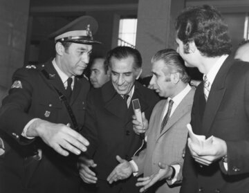 پایان گروگان‌گیری جمشید آموزگار در اتریش و عکس‌های بازگشت به تهران