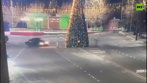 راننده جوان با خودرو به درخت کریسمس کوبید و ... +ویدیو