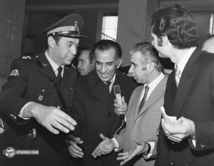 پایان گروگان‌گیری جمشید آموزگار در اتریش و عکس‌های بازگشت به تهران