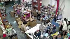 بیخیالی یک سگ در لحظه زلزله وحشتناک؛ ویدیویی از فرار مردم را ببینید