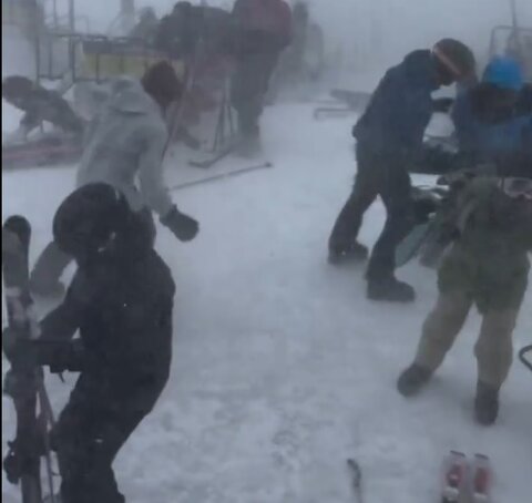 جنگ تن به تن اسکی‌بازان با کولاک  +ویدیو