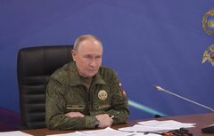 نورافشانی روس‌ها پس از تصرف شهر دیمیتروف  +ویدیو