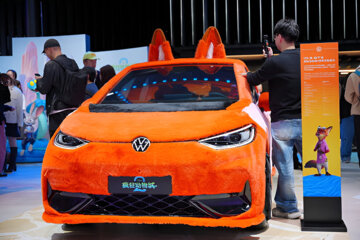 تصاویر| چینی‌ها با لباسهای کارتونی به نمایشگاه خودرو رفتند