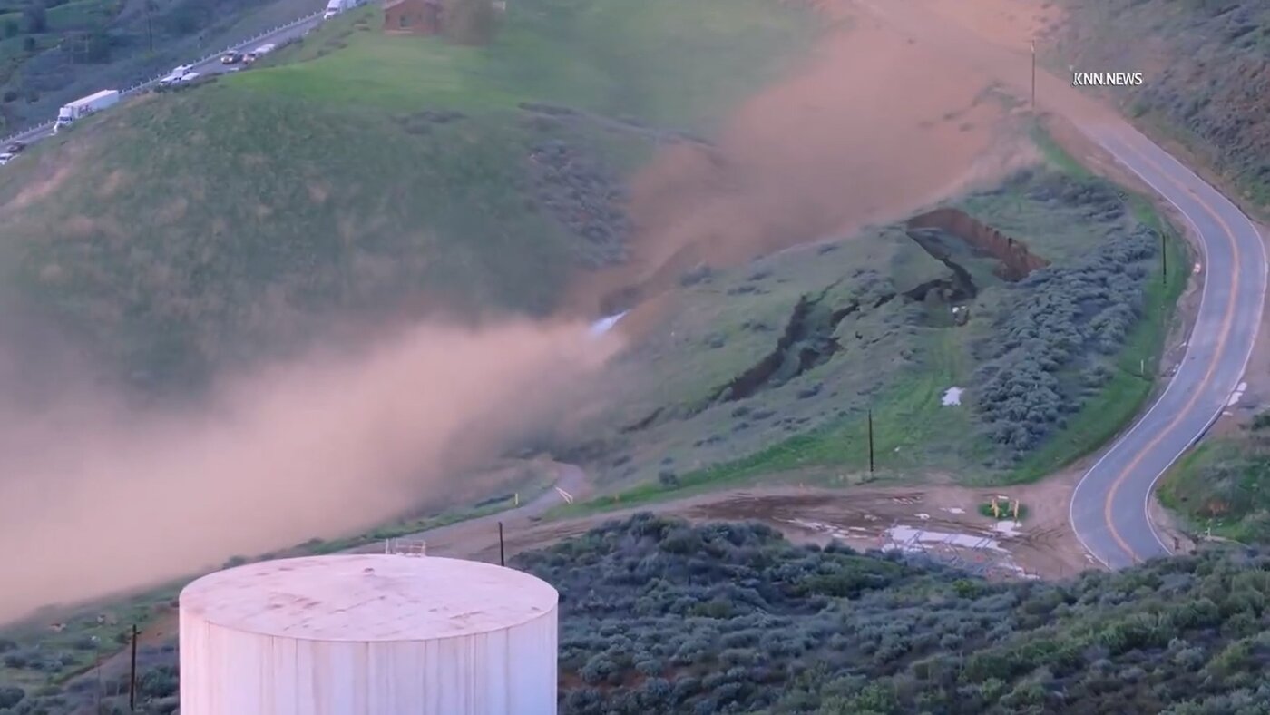 رفتن مردم به پناهگاه بعد از انفجار خط لوله گاز در کالیفرنیا +ویدیو