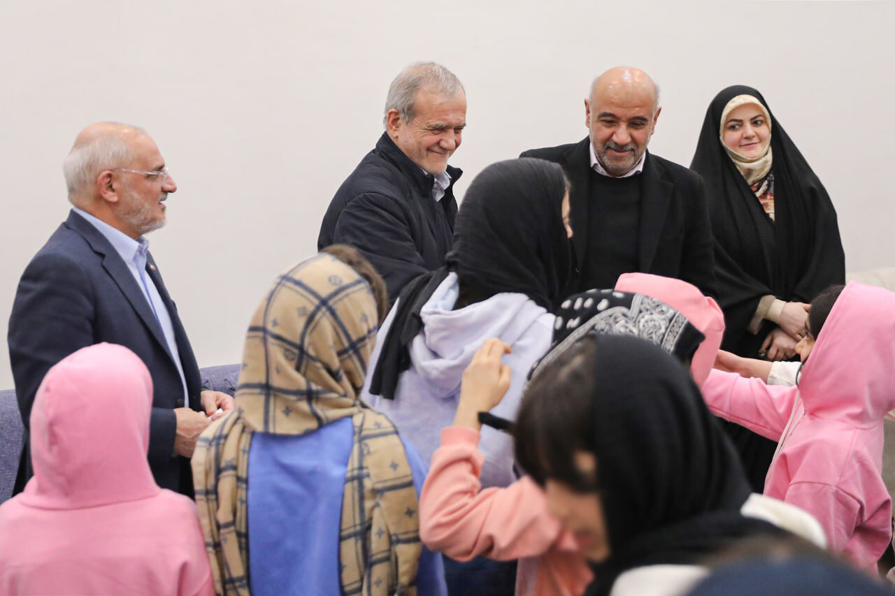 پزشکیان همراه دخترش «خانه دختران ایران» را سوپرایز کرد +تصاویر