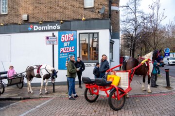 تصاویر| لندنی‌ها در ایام کریسمس سوار گاری می‌شوند
