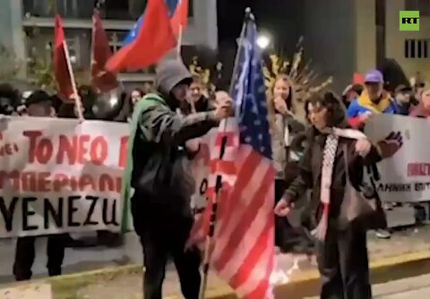 معترضان آلمانی هم پرچم آمریکا را آتش زدند!