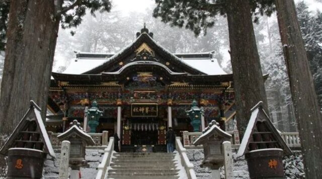 بارش سنگین برف بیش از ۱۰۰ نفر را زمین‌گیر کرد