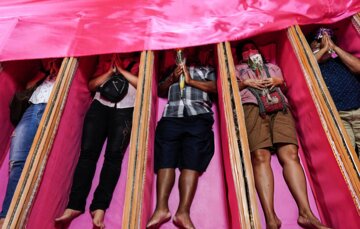 اینجا مردم در تابوت دراز می‌کشند تا سال نو را خوش‌آمد بگویند! +عکس