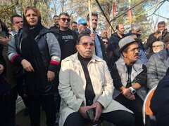 حمله به مهران مدیری و سیامک انصاری در مراسم خاکسپاری سعید پیردوست +ویدیو