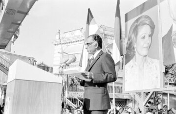 آخرین روزی که نیروهای مسلح مقابل عکس شاه رژه رفتند +تصاویر