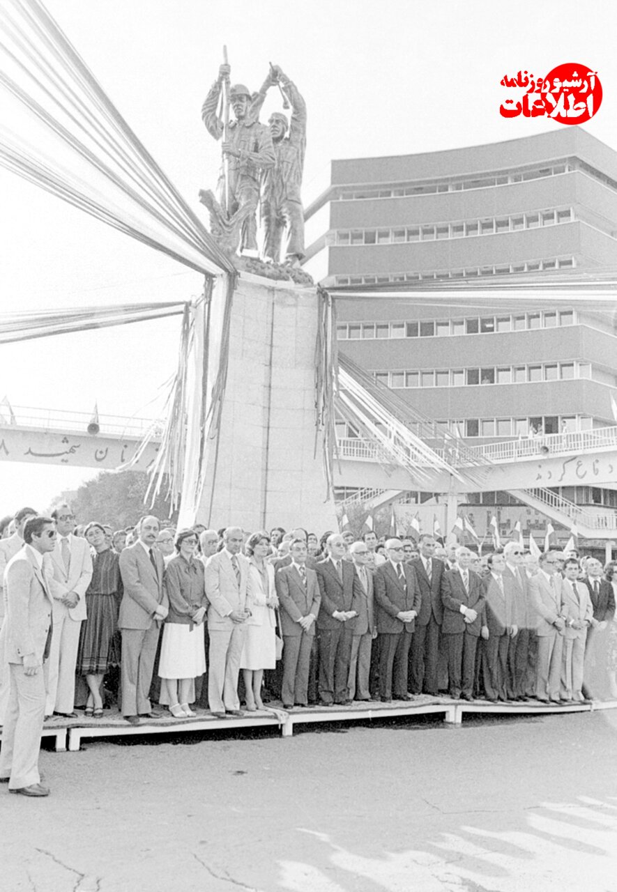 آخرین روزی که نیروهای مسلح مقابل عکس شاه رژه رفتند +تصاویر