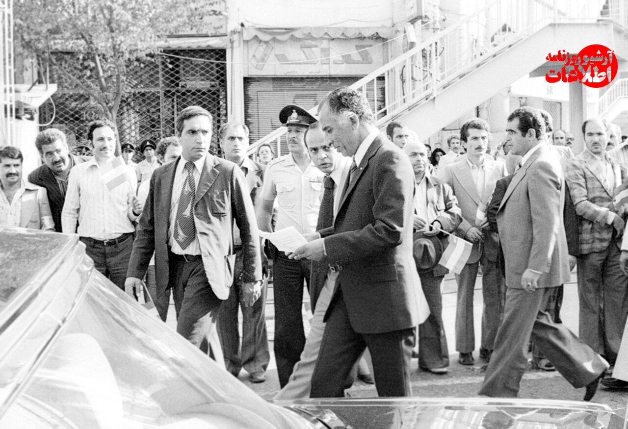 آخرین روزی که نیروهای مسلح مقابل عکس شاه رژه رفتند +تصاویر