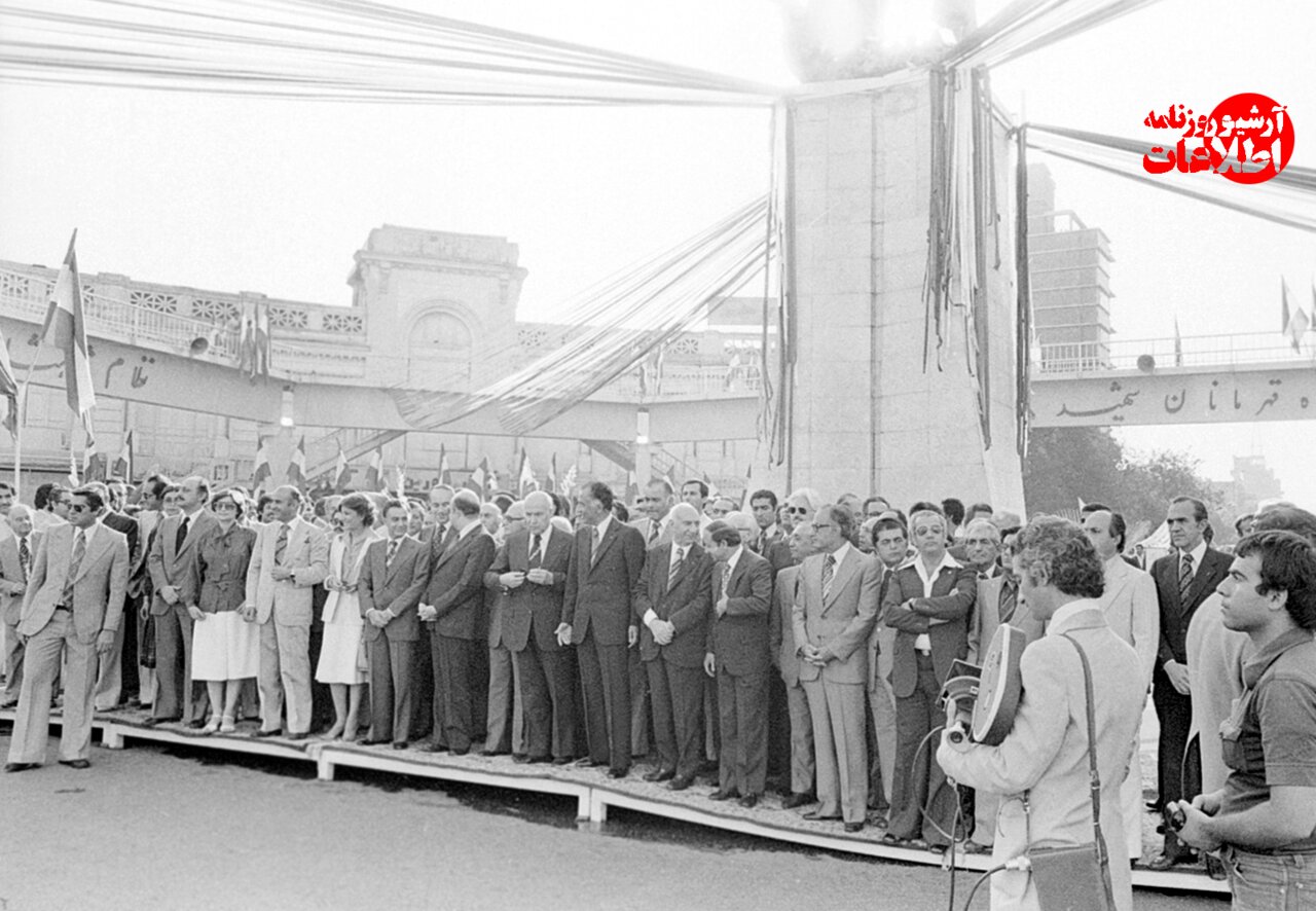 آخرین روزی که نیروهای مسلح مقابل عکس شاه رژه رفتند +تصاویر