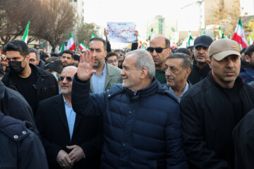 حضور رئیس‌جمهور در تجمع بزرگ تهران کنار مردم +ویدیو