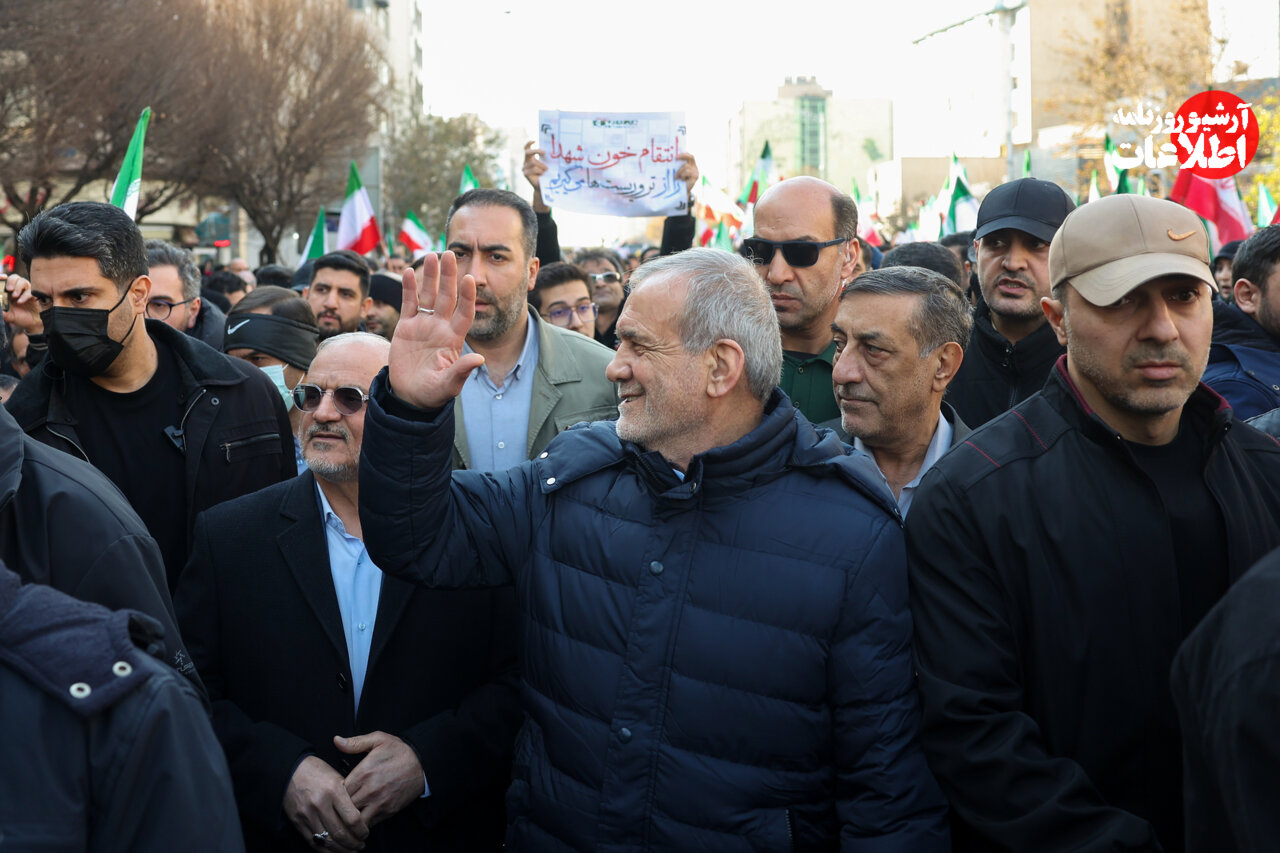 حضور رئیس‌جمهور در تجمع بزرگ تهران کنار مردم +ویدیو