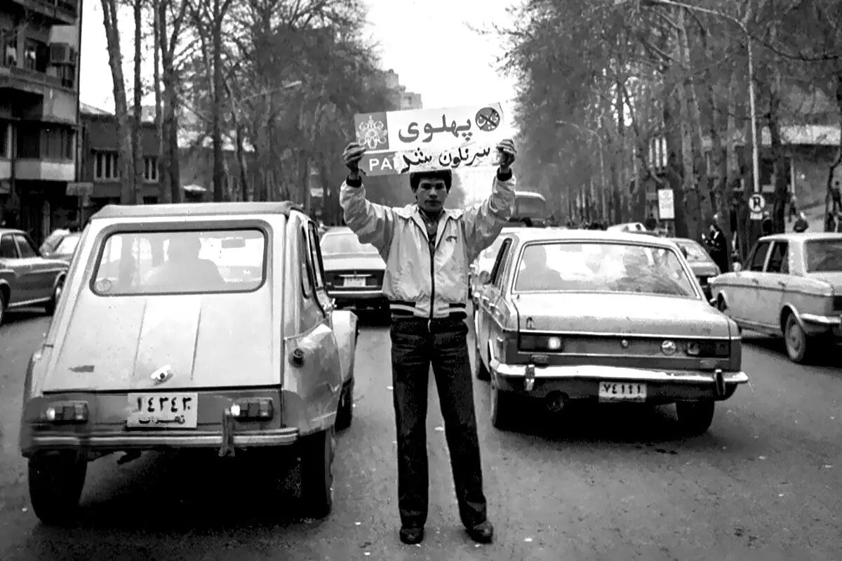 تحلیل وزیر اقتصاد شاه از فروپاشی سلطنت؛ همة مردم ایران، رعیت ما هستند!