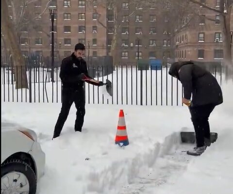 برف پارو کردن شهردار نیویورک سوژه شد +ویدیو