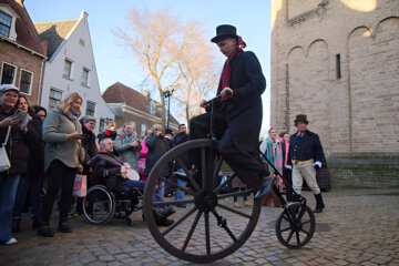 تصاویر| رژه شخصیتهای داستانی چارلز دیکنز در خیابانهای هلند!