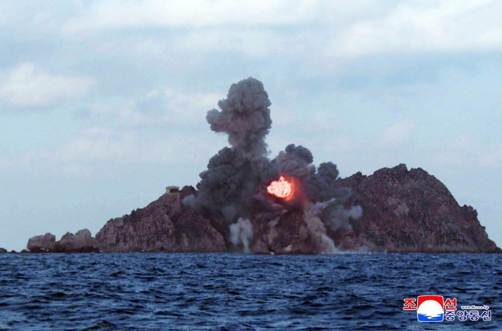 رهبر کرهشمالی با دخترش از یک موشک جدید رونمایی کردند! +عکس