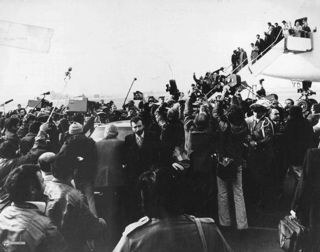 سرود شاهنشاهی پخش زنده ورود امام(ره) به ایران را قطع کرد!