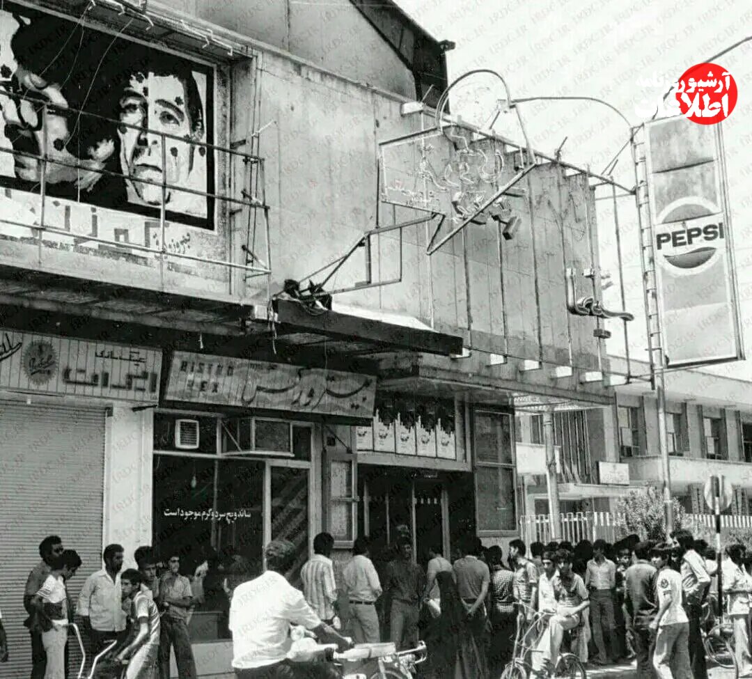 هجوم مردم به سینما برای تماشای بهروز معتاد و فرامرز چریک/ اکران گوزن‌ها ۵۰ ساله شد! +عکس