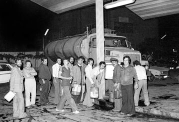 صف‌های طولانی نفت و باک‌های خالی: دولت به دنبال سوخت! +عکس‌