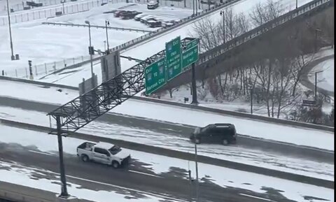 این پل یخی رانندگان را به دردسر انداخت/ ۸۵ نفر جان خود را از دست دادند +ویدیو