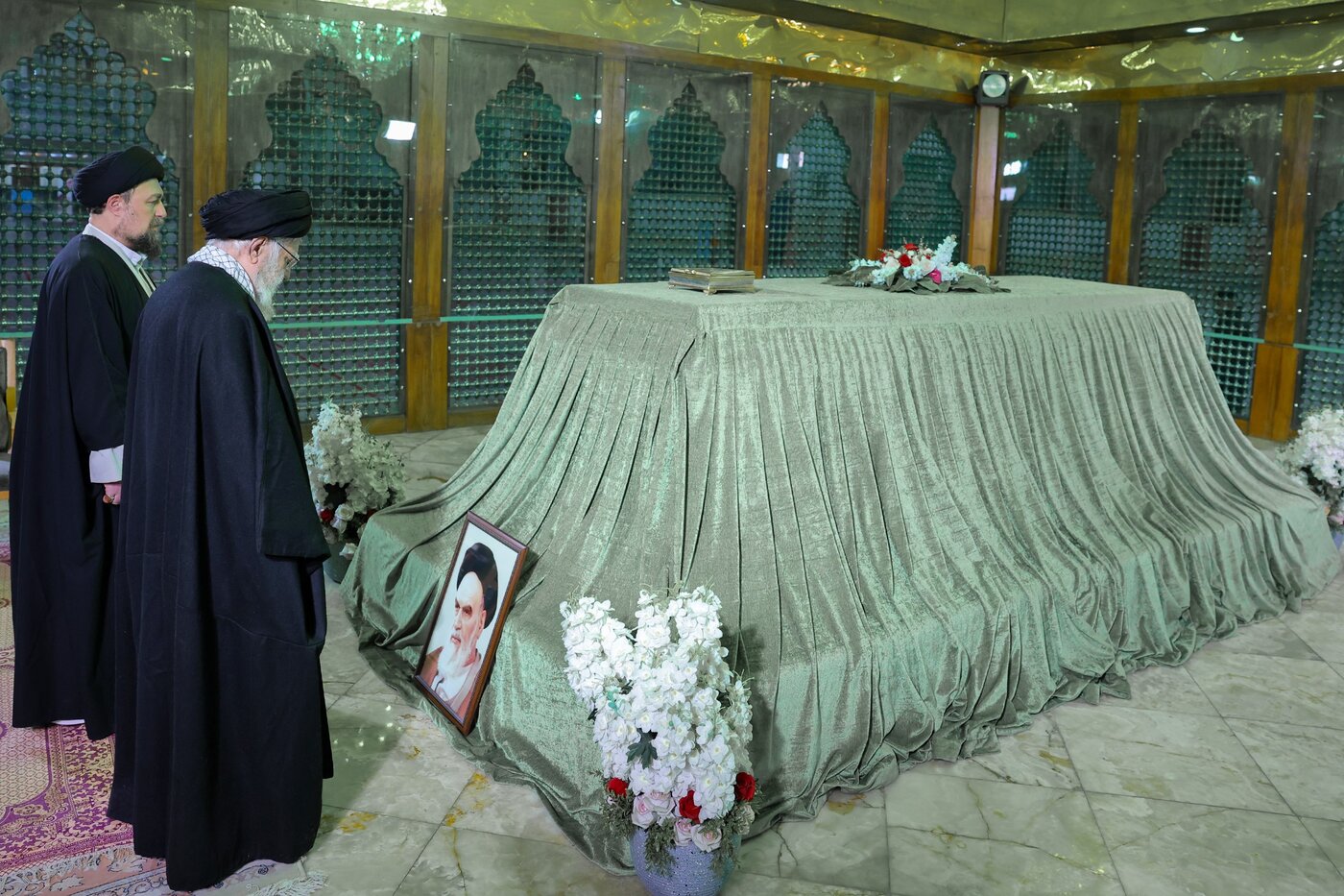 تصاویر حضور رهبر انقلاب در مرقد امام راحل(ره)