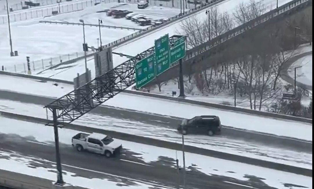 این پل یخی رانندگان را به دردسر انداخت/ ۸۵ نفر جان خود را از دست دادند +ویدیو