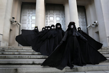 تصاویر| لباسهای عجیب شورشی‌های انگلیسی سوژه شد