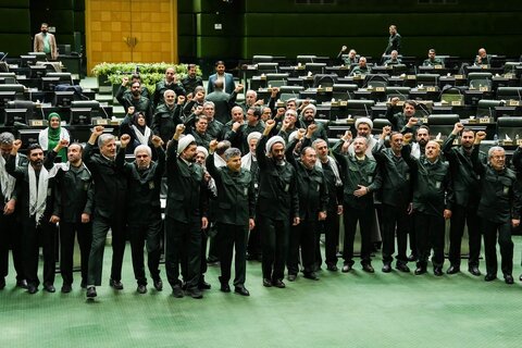 مجلسی‌ها لباس سپاه به تن کردند +ویدیو