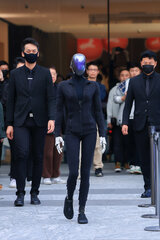 خانم ربات زمین خورد و آبروی چینی‌ها را برد! +ویدیو