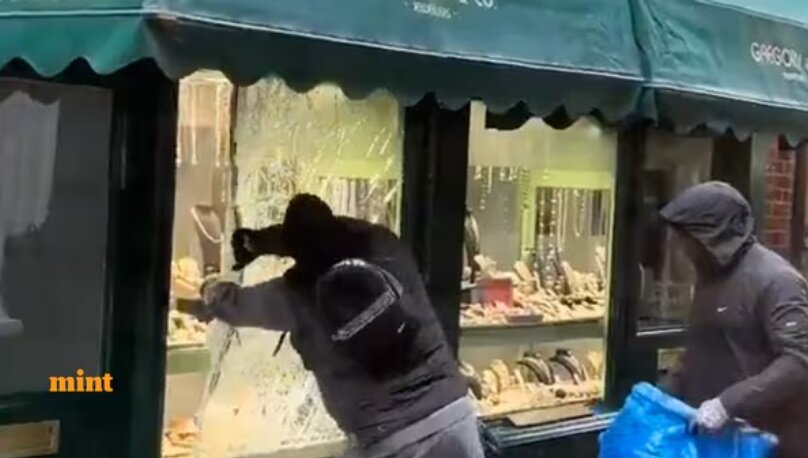 ویدیوی سرقت عجیب از طلافروشی به سرعت وایرال شد!
