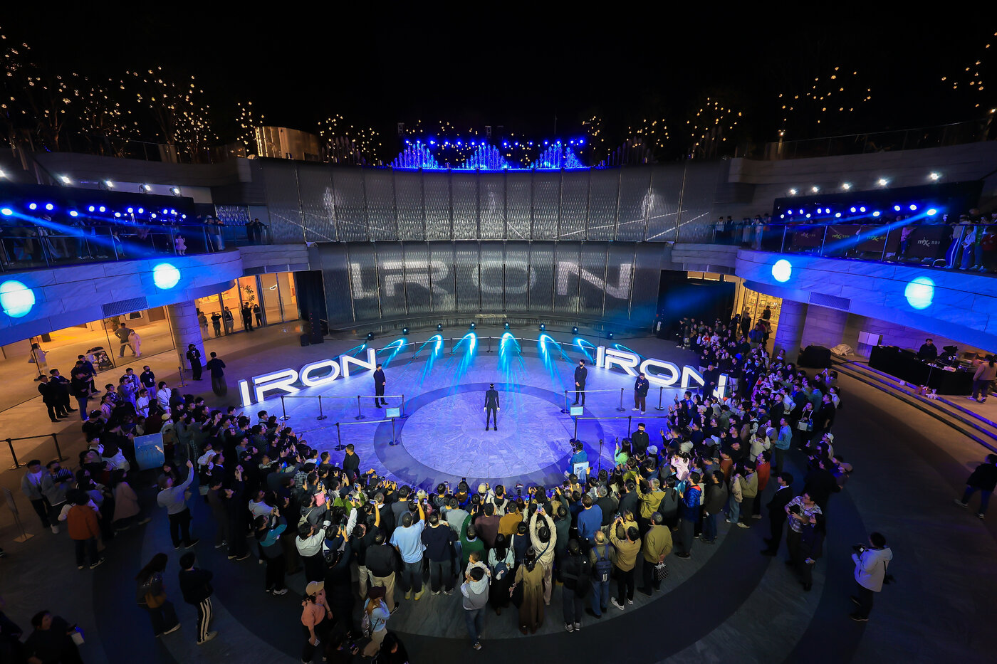 خانم ربات زمین خورد و آبروی چینی‌ها را برد! +ویدیو