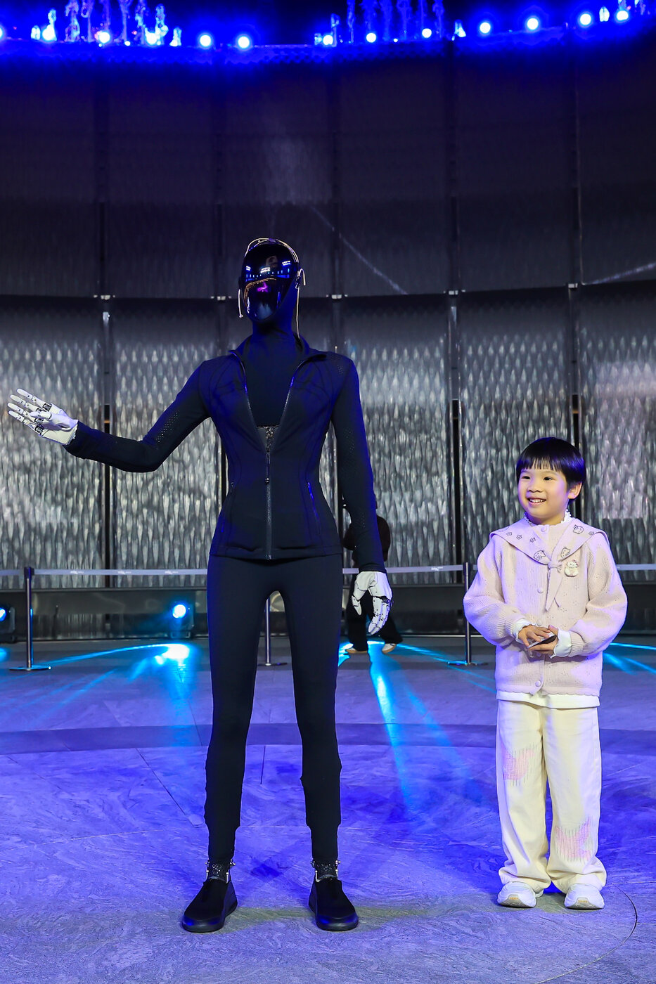 خانم ربات زمین خورد و آبروی چینی‌ها را برد! +ویدیو