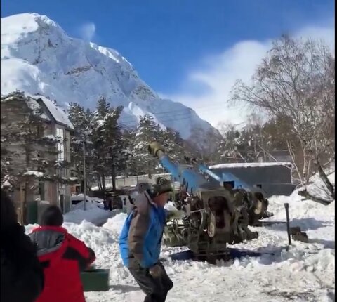 برف زدایی از کوه با شلیک‌های پیاپی توپ +ویدیو