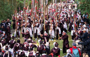 تصاویر| چینی‌ها با یک ساز بادی عجیب به خیابان آمدند