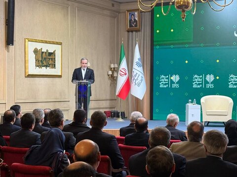 عراقچی: هم اهل دیپلماسی هستیم و هم جنگ/ از بمب اتم ما می‌ترسند +ویدیو