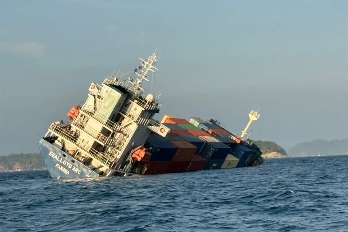 لحظه غرق‌شدن کشتی غول‌پیکر باری با ۲۹۰ کانتینر +ویدیو