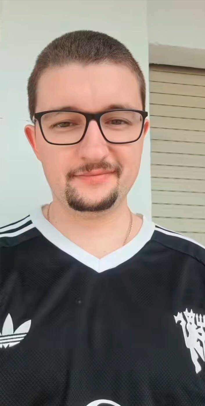 بالاخره قرمزها عجیبترین هوادار خود را راهی آرایشگاه کردند! +عکس