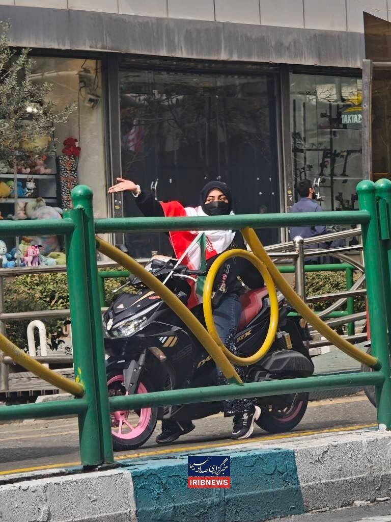 دختر موتورسوار در راهپیمایی تهران