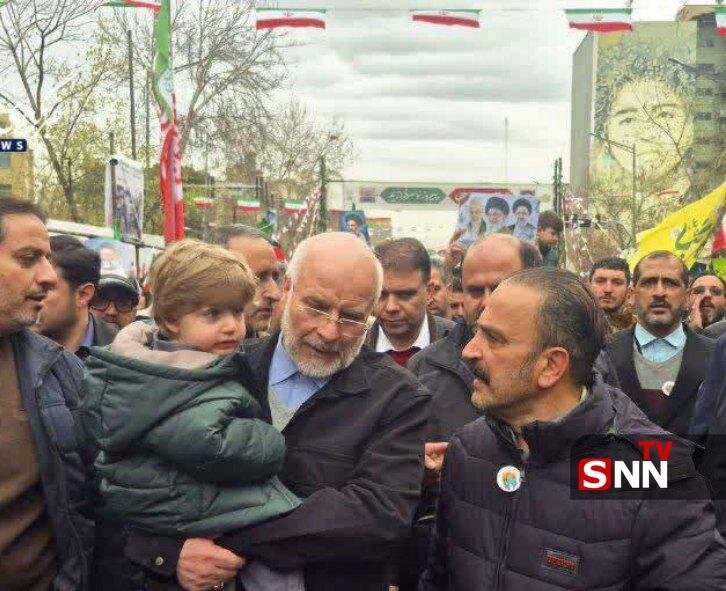 قالیباف به همراه نوه‌اش در راهپیمایی ۲۲ بهمن