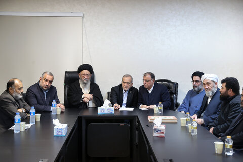 پزشکیان در دیدار خانواده‌های داغدار حوادث خونین دی: شرمنده‌ام! +ویدیو